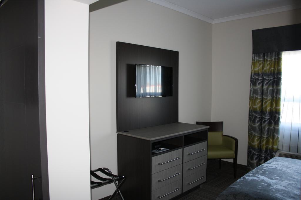 Crossroads Inn & Suites Paradise Exteriör bild