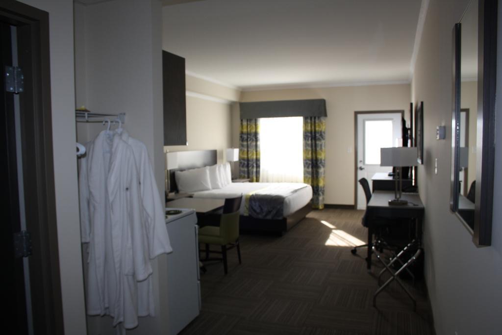 Crossroads Inn & Suites Paradise Exteriör bild