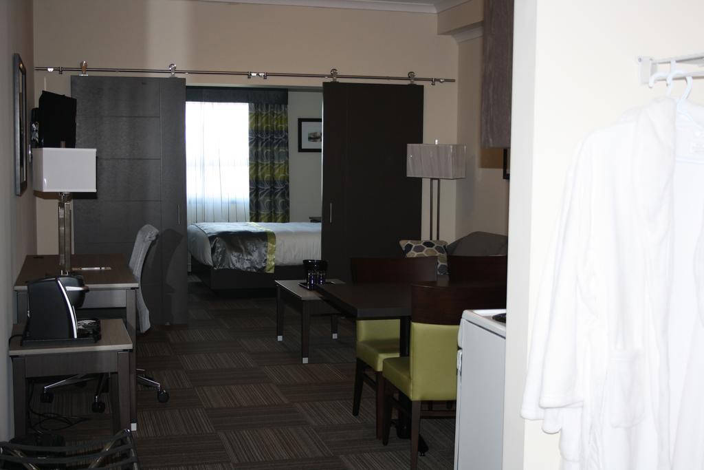 Crossroads Inn & Suites Paradise Exteriör bild
