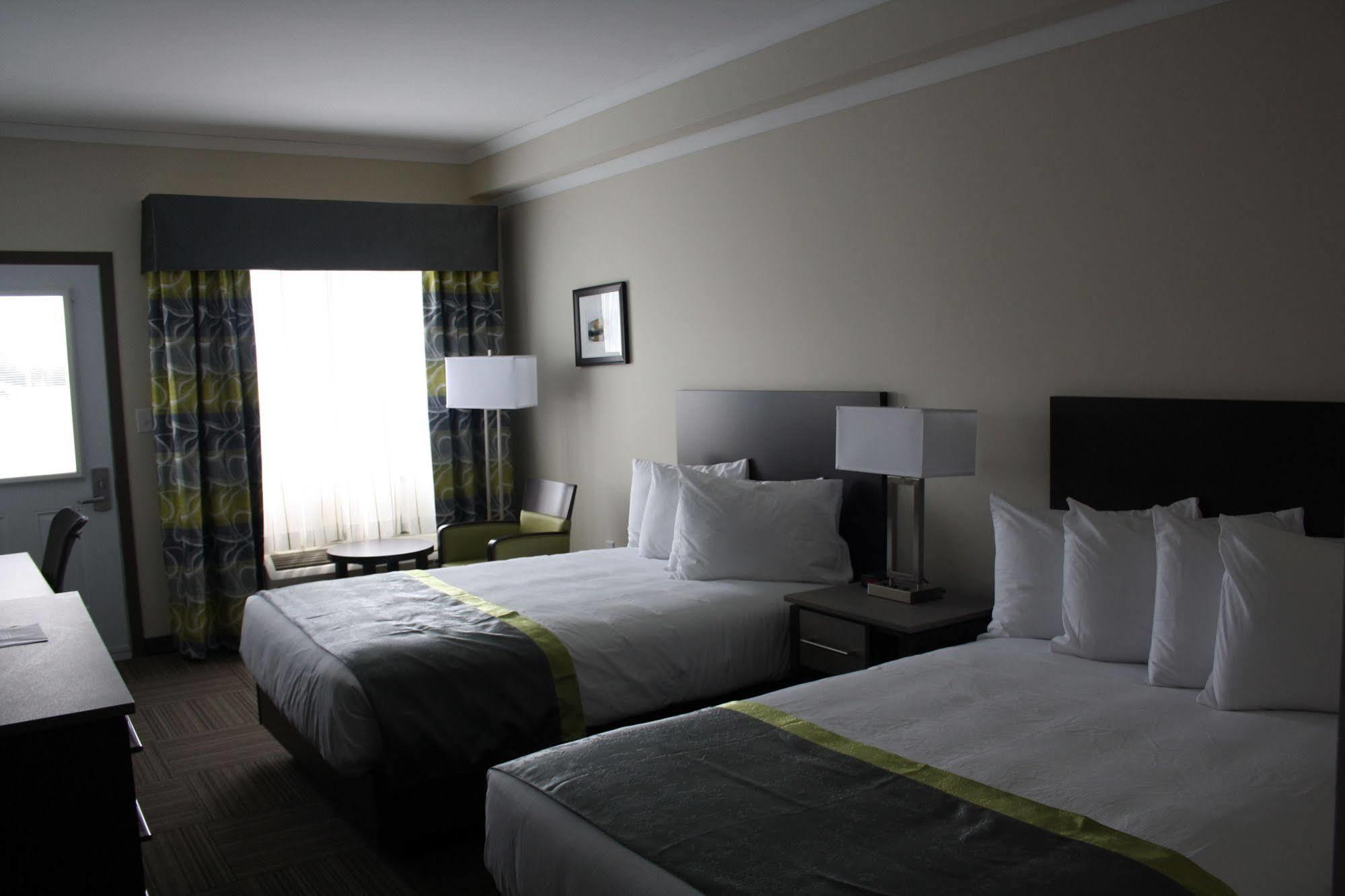 Crossroads Inn & Suites Paradise Exteriör bild