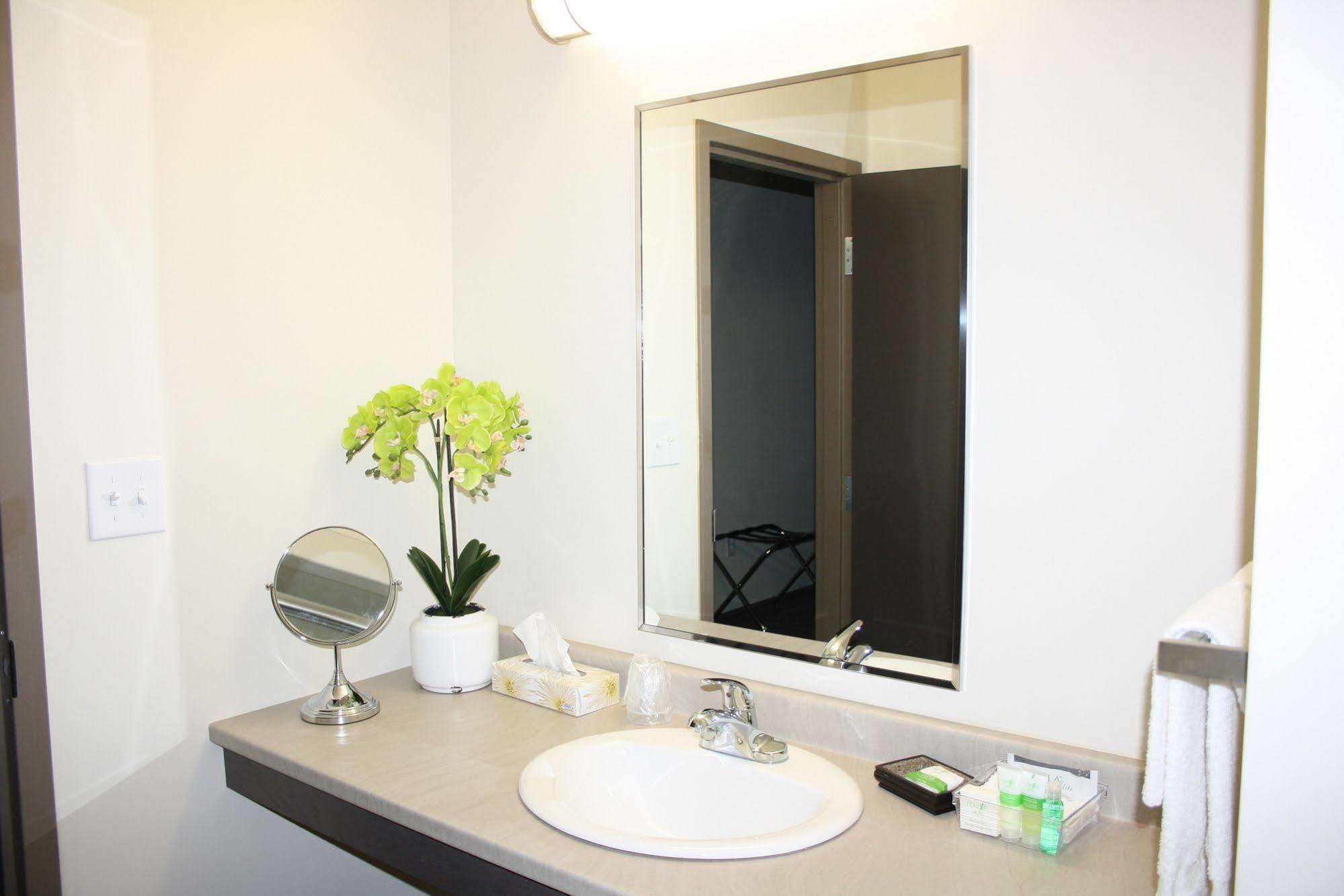 Crossroads Inn & Suites Paradise Exteriör bild
