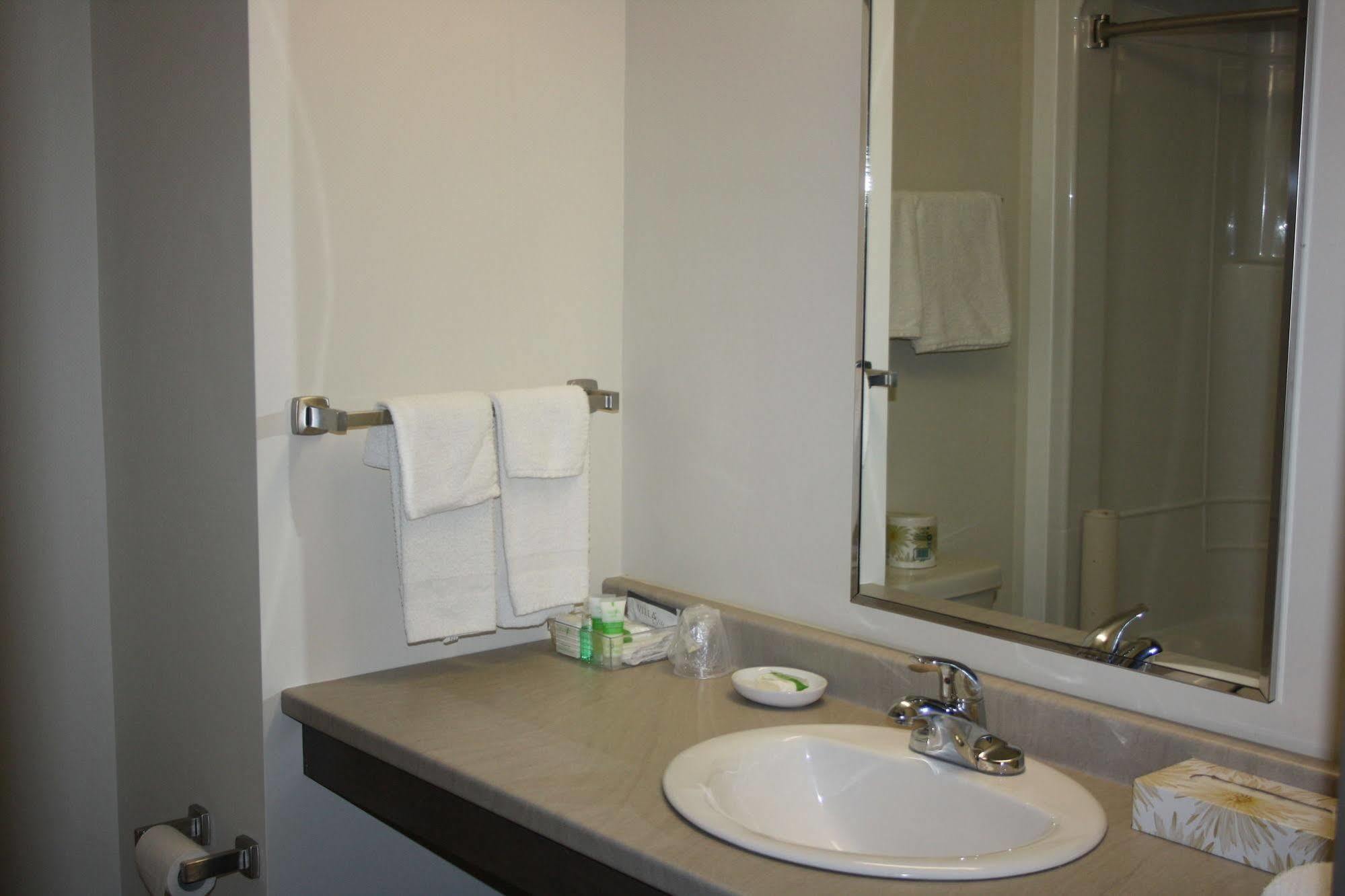 Crossroads Inn & Suites Paradise Exteriör bild