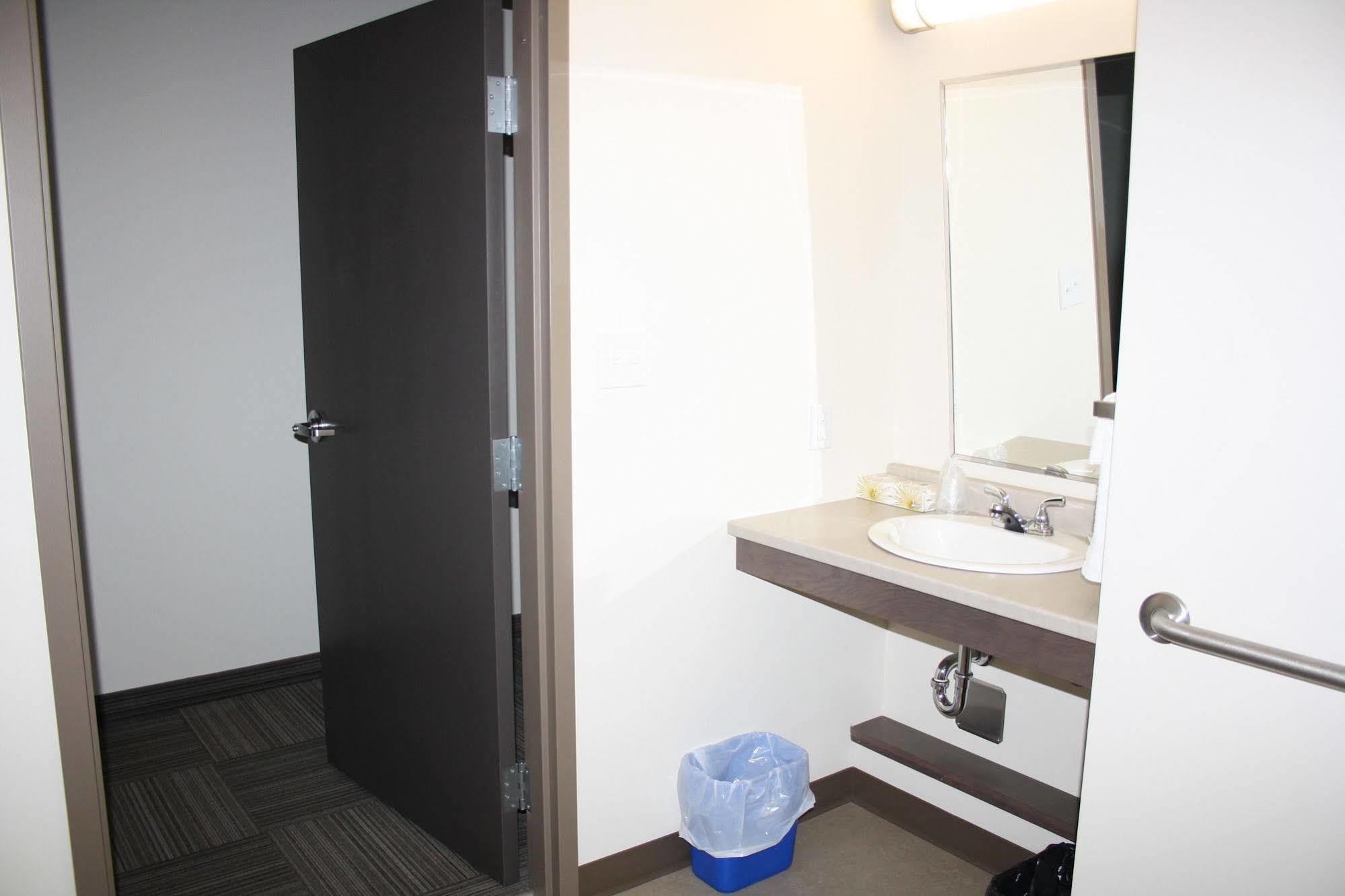 Crossroads Inn & Suites Paradise Exteriör bild
